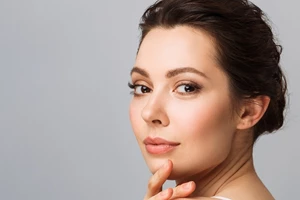 3 συνήθειες που πρέπει να σταματήσετε σήμερα για να έχετε νεανική επιδερμίδα μετά τα 50