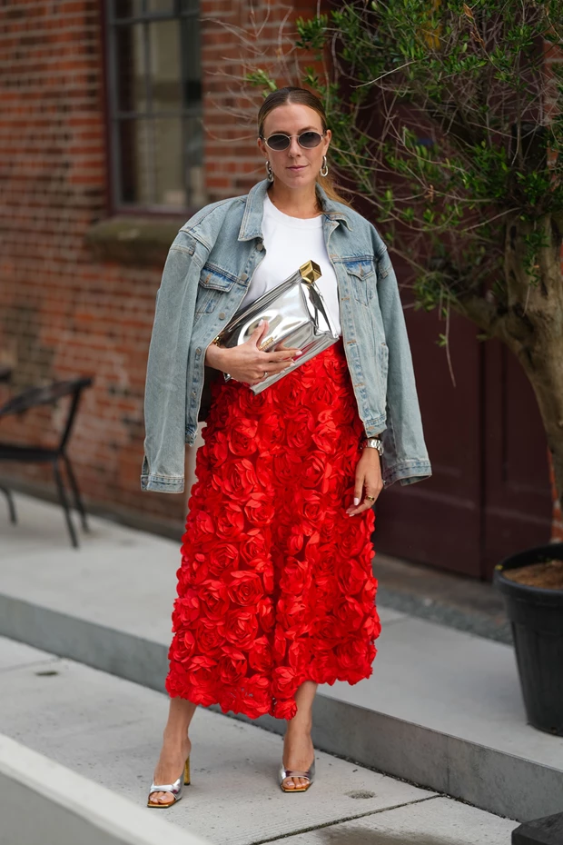 Ανοιξιάτικο look με κόκκινη floral φούστα και denim jacket που δίνει ένταση και ανεβάζει τη διάθεση