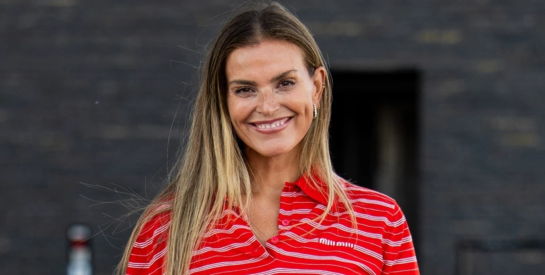 Η Victoria Beckham παρέδωσε μαθήματα μακιγιάζ, φορώντας σωστά το κόκκινο κραγιόν μετά τα 50