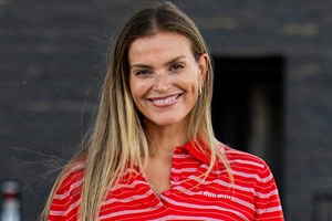 Η Victoria Beckham παρέδωσε μαθήματα μακιγιάζ, φορώντας σωστά το κόκκινο κραγιόν μετά τα 50