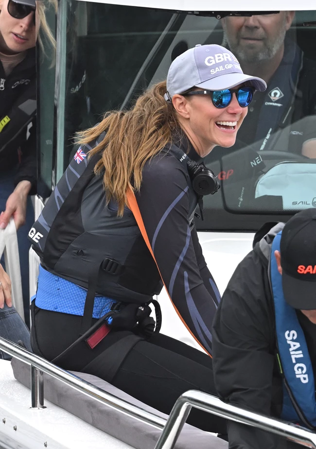 Kate Middleton, η ιστιοπλόος | To "ναυτικό" outfit με μαρινιέρα και σορτς