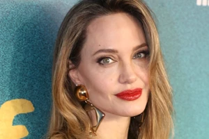 Η Angelina Jolie είναι η πρώτη υποστηρίκτρια του γιου της Knox που μόλις έγινε 17