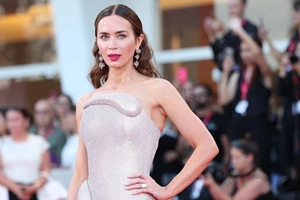 Toasted Nude Mani | Το νέο μανικιούρ της Selena Gomez είναι η πιο κομψή πρόταση για την επιστροφή στην καθημερινή σας ρουτίνα