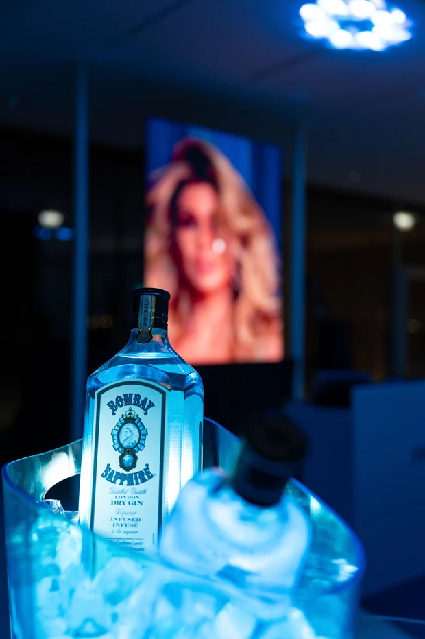 Στο blue party του Bombay Sapphire με οικοδέσποινα τη Βάσια Κωσταρά