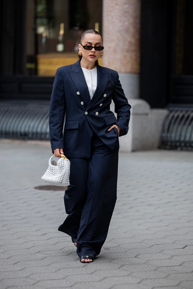 κοστούμι με πέδιλα