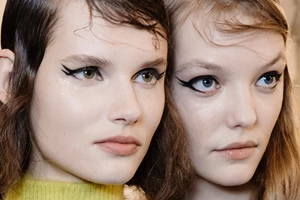 Γιατί χρειάζεστε έναν κορέκτορα κάτω από το concealer σας και τέσσερις επιλογές που αξίζουν την προσοχή σας