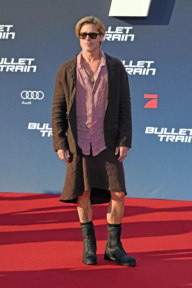 Brad Pitt | Εξηγεί γιατί φόρεσε φούστα στο κόκκινο χαλί της πρεμιέρας της νέας του ταινίας