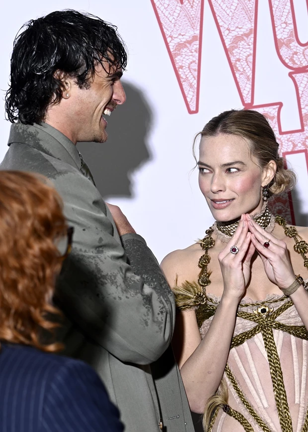 Jacob Elordi | Η όμορφη χειρονομία στη Margοt Robbie στην πρεμιέρα της ταινίας Ανεμορδαρμένη Ύψη