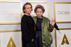 Μετά τα 50 | Πώς 5 γυναίκες celebrities βρήκαν το νόημα της ζωής (και του έρωτα) στην πιο αναπάντεχη δεκαετία