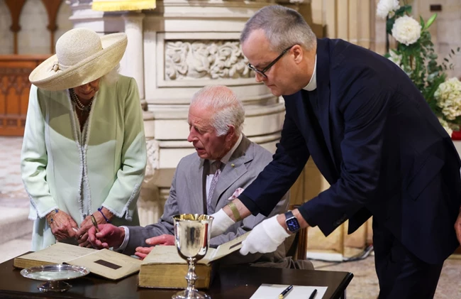 H βασίλισσα Καμίλα έσπασε το πρωτόκολλο