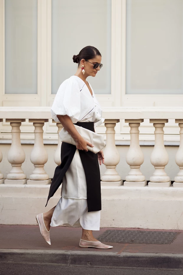 Street look στις Κάννες με λευκό πουκάμισο, λευκή φούστα και mesh μπαλαρίνες