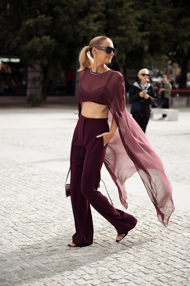 Εμφάνιση crop top και παντελόνι σε μπορντό