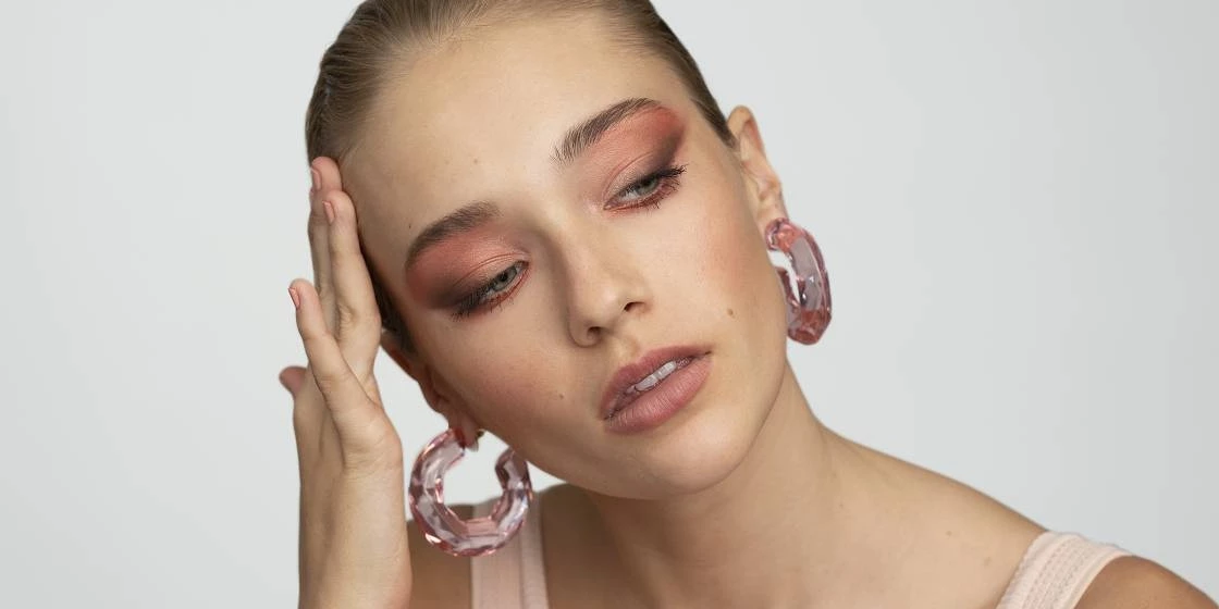 H Dakota Johnson φόρεσε τη μεγαλύτερη τάση στα κραγιόν για φέτος το χειμώνα