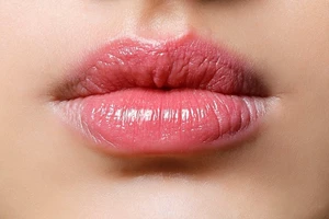 Rosie Huntington-Whiteley | Η αγαπημένη της σπιτική μάσκα χειλιών