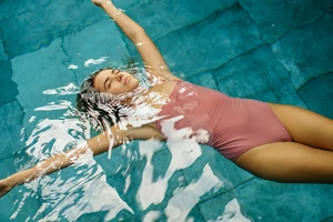 5 αντηλιακά προσώπου με νιασιναμίδη για να αποφύγετε τις σκούρες κηλίδες και τις πανάδες