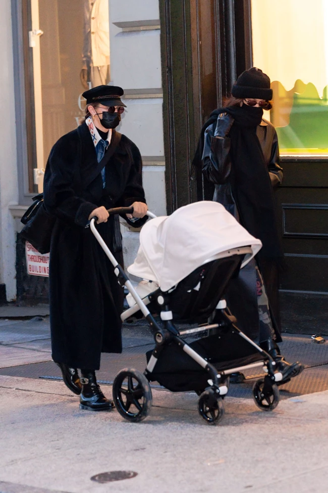 Gigi Hadid | H βόλτα με την κόρη της στη Νέα Υόρκη