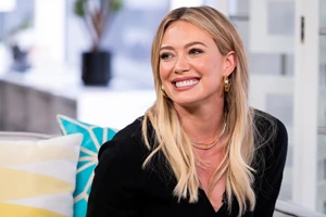 Η ακομπλεξάριστη Hilary Duff δείχνει την ακμή στο πρόσωπό της