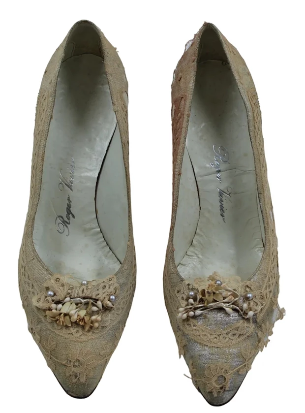 Bασίλισσα Σοφία |  Βρέθηκαν τα νυφικά της παπούτσια και το φόρεμα των αρραβώνων της στο Τατόι