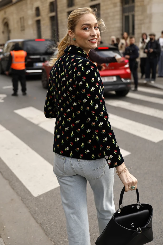 Street style look με μαύρο floral σακάκι στο Παρίσι.