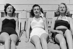 Πώς θα φορέσετε με στιλ το ολόσωμο μαγιό στην πόλη