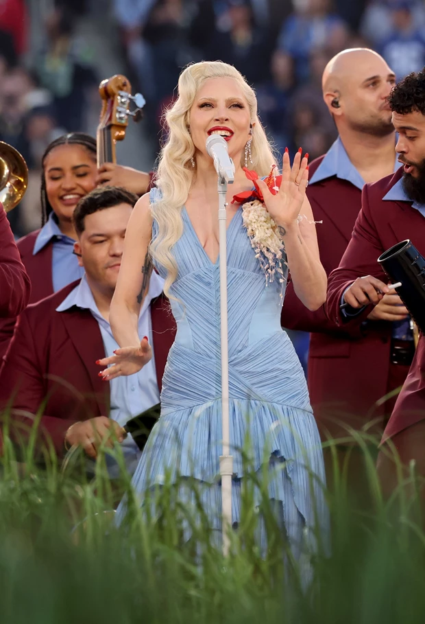 Το μυστικό μήνυμα πίσω από το φόρεμα της Lady Gaga στο ημίχρονο του Super Bowl