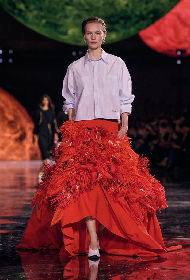 Total look Chanel από τη συλλογή Άνοιξη Καλοκαίρι 2026, με πουκάμισο Charvet και φούστα με φτερά.