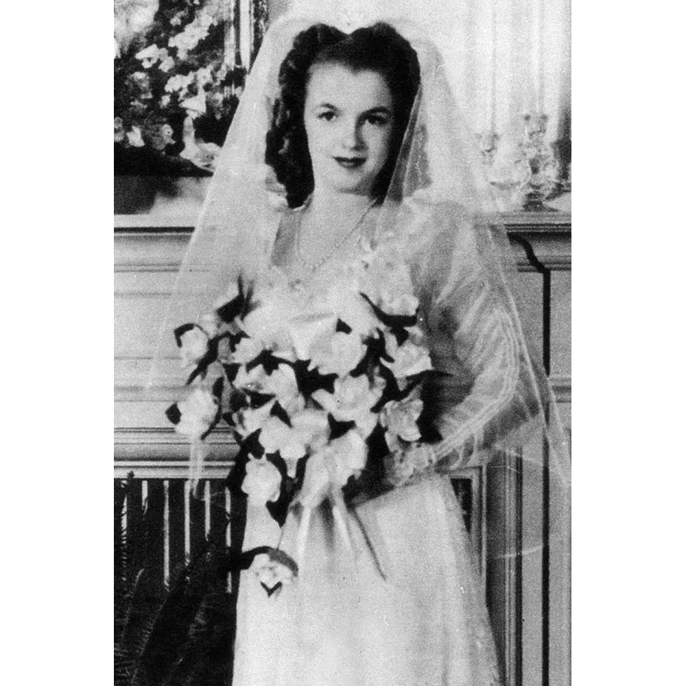 Norma Jeane (Marilyn Monroe), 1942