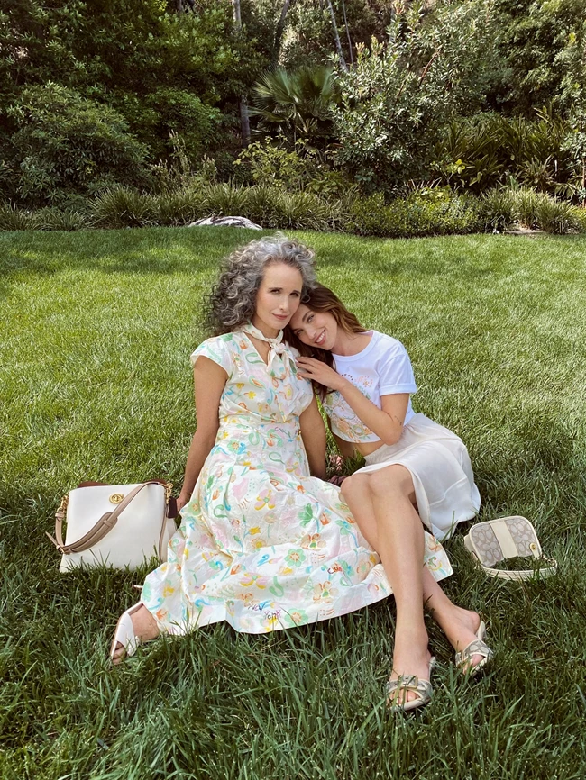 Andie MacDowell  εμπριμέ φόρεμα