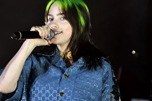 Η Billie Eilish έγινε ξανθιά