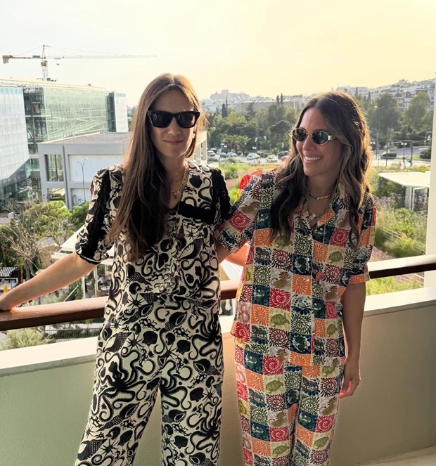 Η Tatiana Santo Domingo με ασπρόμαυρο printed μεταξωτό σετ με θαλασσινά μοτίβα και γυαλιά ηλίου