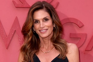 Η Nicola Peltz Beckham μόλις υιοθέτησε το iconic κούρεμα της Victoria Beckham