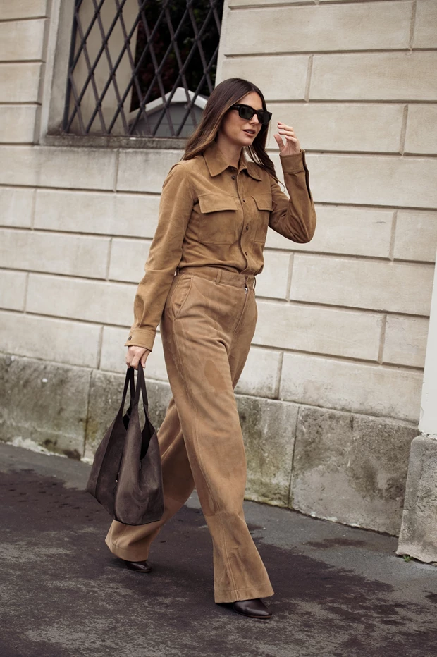 Total look από σουέτ από την Εβδομάδα Μόδας του Μιλάνου.