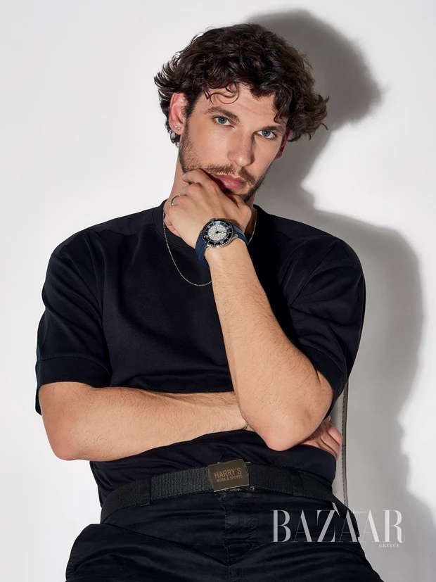 Ο Βασίλης Μίχας στο Harper's Bazaar: "Μπορεί να προσέχω τι θα φορέσω, αλλά όχι σε βαθμό παράνοιας, ως μορφή αυτοέκφρασης"