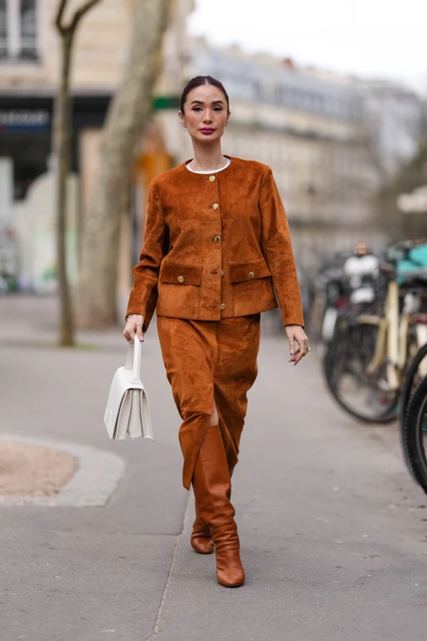 Σουέτ κοστούμι από το street style Παρίσι.