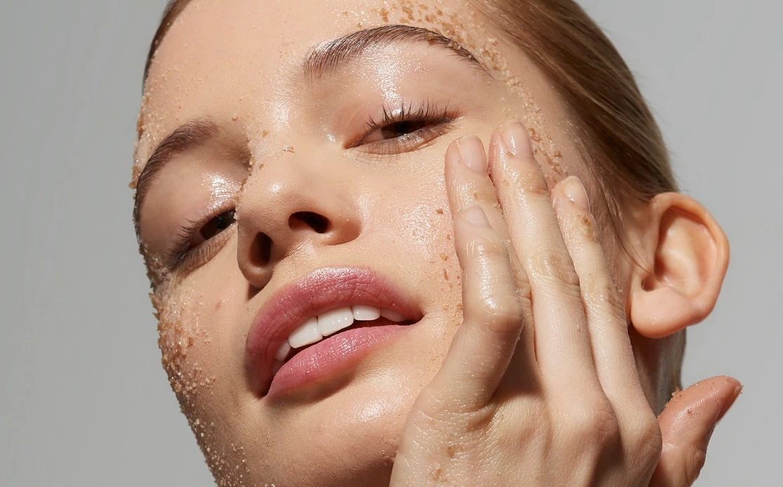 Οι 5 αλλαγές που πρέπει να κάνετε στη skincare ρουτίνα σας μετά τα 50