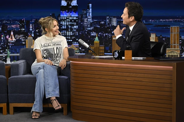 Sienna Miller με baggy τζιν