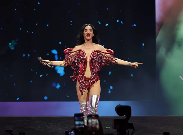 Katy Perry | Ξεσπά σε κλάματα πάνω στη σκηνή μετά τον χωρισμό από τον Orlando Bloom