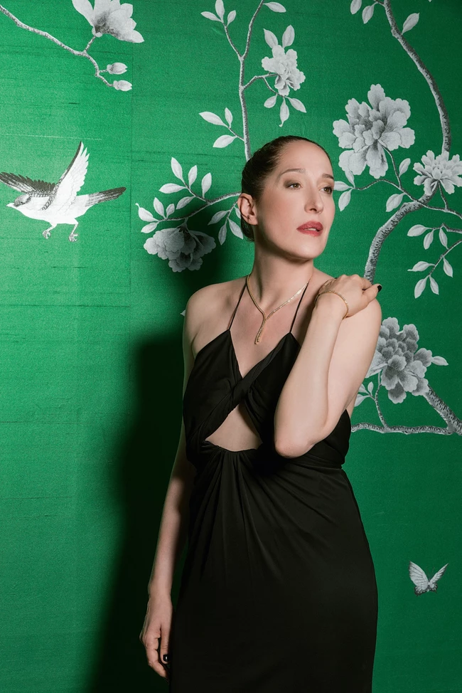 Τα πολλά πρόσωπα της Κόρας Καρβούνη