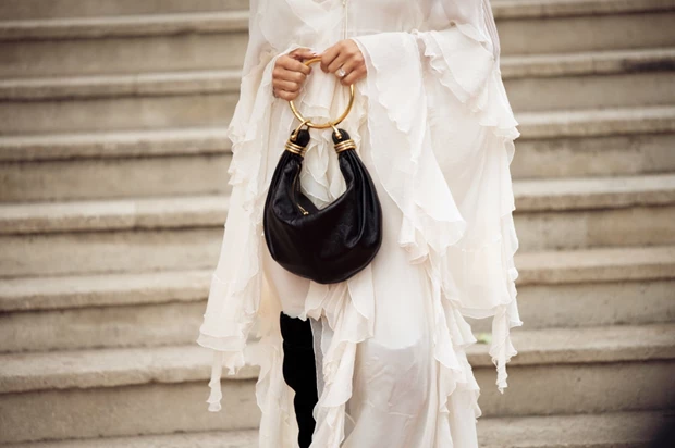 Λεπτομέρεια από look που εστιάζει σε τσάντα Chloe με χρυσό στρογγυλό χερούλι