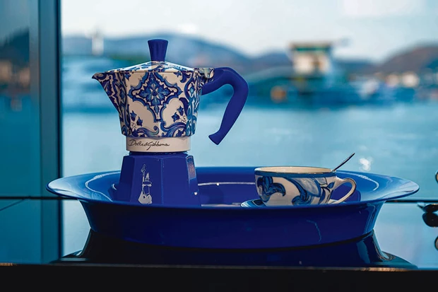 Καφετιέρα Dolce & Gabbana Casa x Bialetti και σερβίτσιο τσαγιού με το χαρακτηριστικό μοτίβο Blu Mediterraneo.