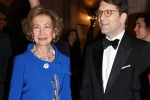 Η βασίλισσα Σοφία ξέχασε το πρωτόκολλο στο ταξίδι της στην Ελλάδα