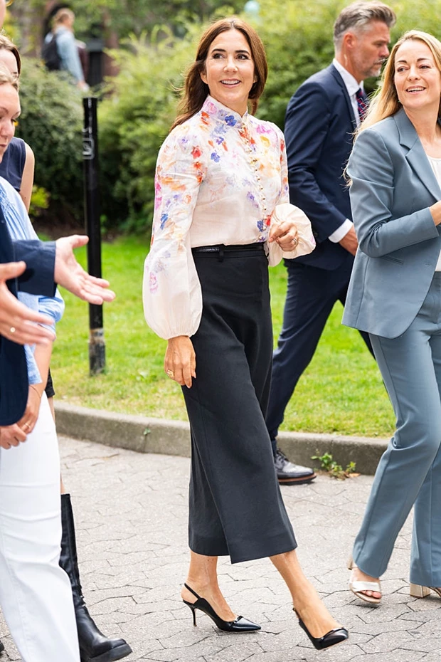 Η βασίλισσα Mary δανείστηκε ένα fashion item από την κόρη της για τη νέα της εμφάνιση