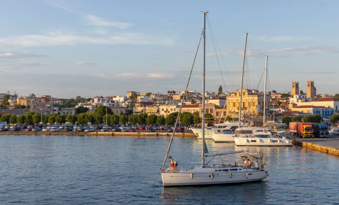 "Ξεχάστε τη Σαντορίνη! Αυτό το νησί των Κυκλάδων είναι ο νέος καλοκαιρινός προορισμός" λένε οι Γάλλοι