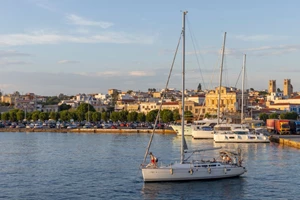 "Ξεχάστε τη Σαντορίνη! Αυτό το νησί των Κυκλάδων είναι ο νέος καλοκαιρινός προορισμός" λένε οι Γάλλοι