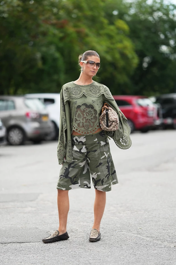 STREET STYLE ΚΟΠΕΓΧΑΓΗ ΑΥΓΟΥΣΤΟΣ 2026: Καμουφλάζ βερμούδα με κεντητό τοπ