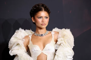 Η Zendaya επαναναφέρει στη μόδα τα πιο διάσημα ελληνικά παπούτσια