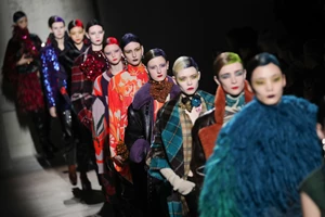 Saint Laurent | Αγόρασε από συλλέκτη 4.000 vintage κομμάτια YSL