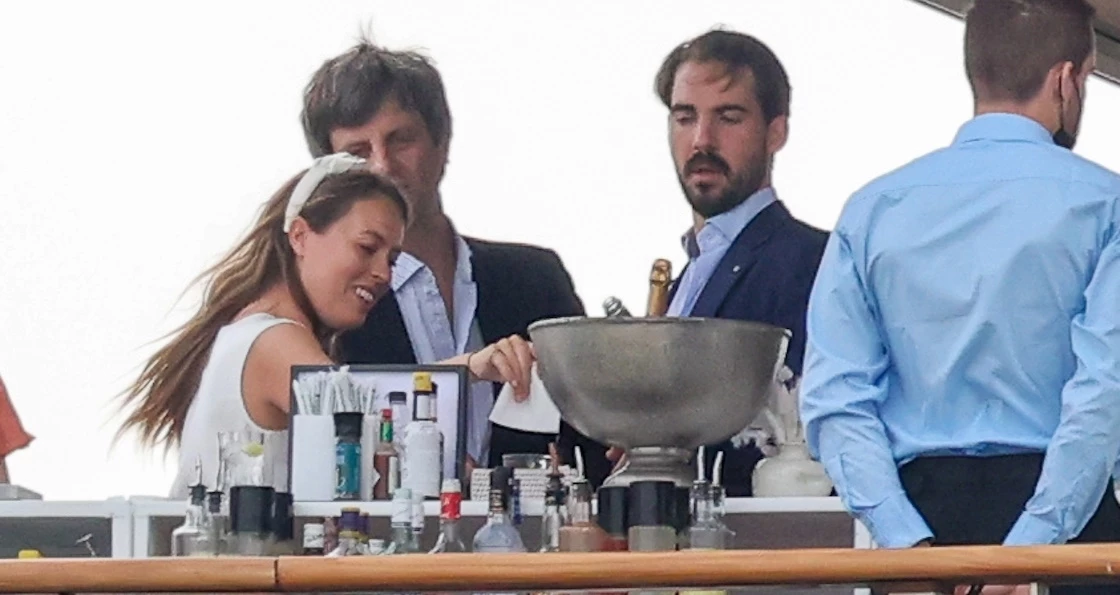 Nina Flohr | Στον Πόρο για την Ανάσταση με τον Φίλιππο Ντε Γκρες