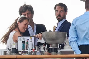 Nina Flohr | Στον Πόρο για την Ανάσταση με τον Φίλιππο Ντε Γκρες