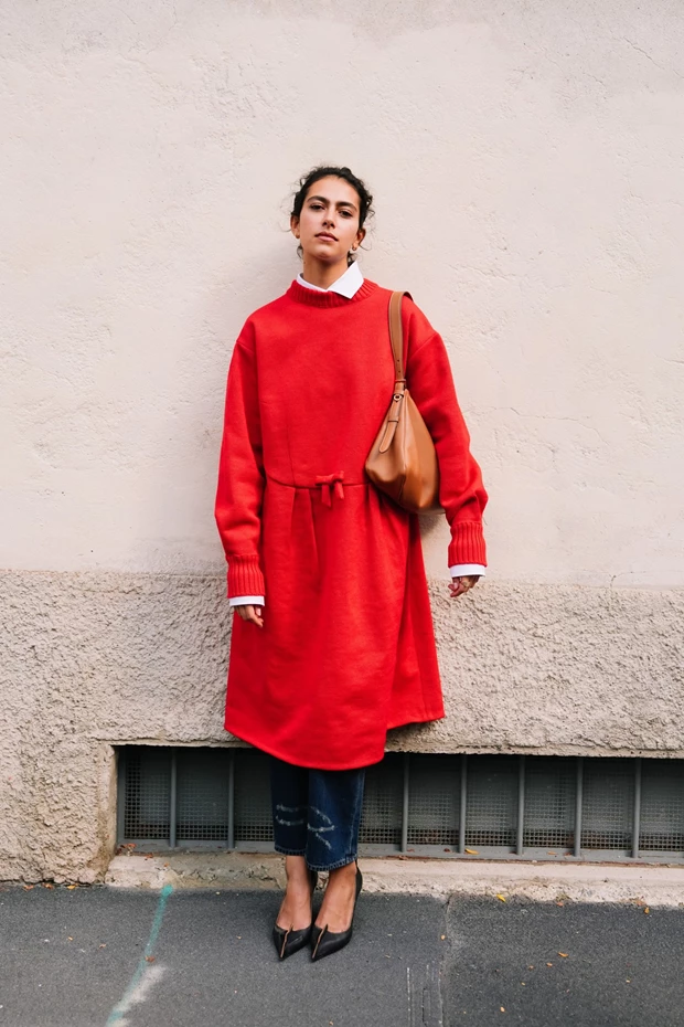 Κόκκινο φόρεμα τζιν παντελόνι, φθινοπωρινά φορέματα με ωραίες απόχρώσεις